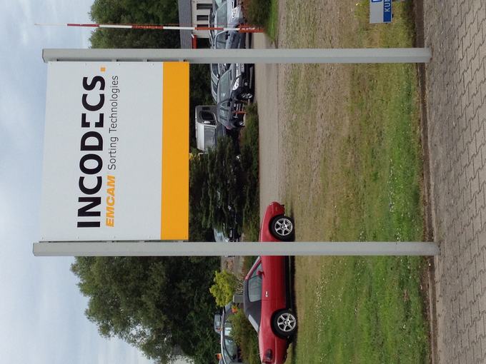 Modernes Firmenschild an einer Bürofassade