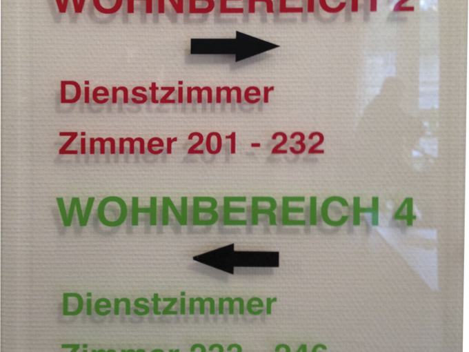 Hinweisschild aus Acrylglas mit Abstandshaltern