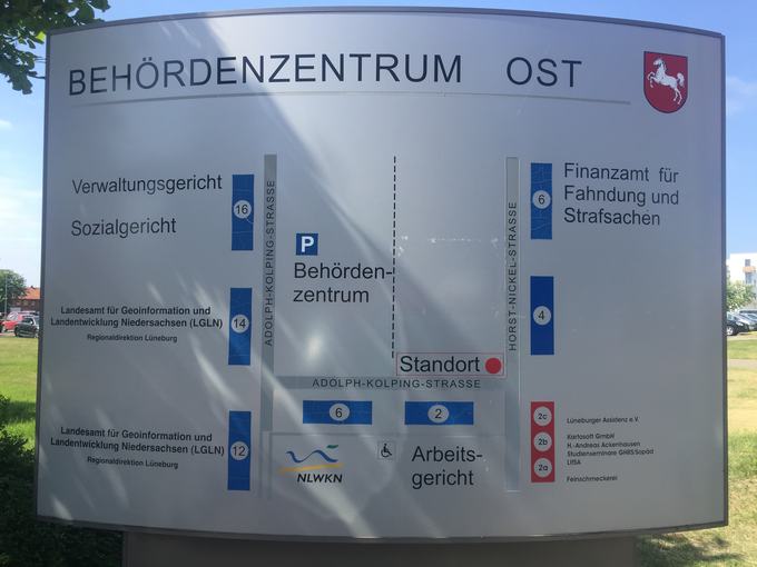 Große Schildanlage an einer Behörde